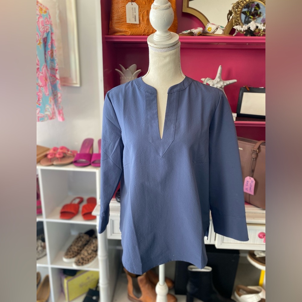 Vineyard Vines blue performance top size Small